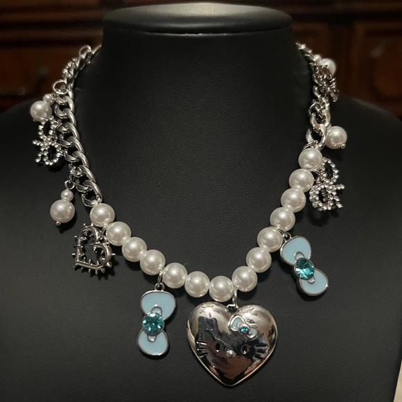 New Hello Kitty Charm Faux Pearl Necklace - Picture 5 of 5